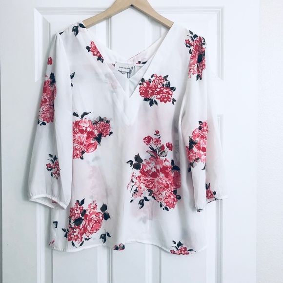 Skies Are Blue Tops - ❌sold ❌ NWT Skies are Blue Floral V-Neck Blouse M